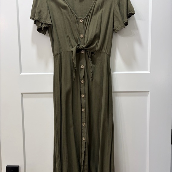 Mimi Chica Dresses & Skirts - Mimi Chica Olive Green Button Down Midi Dress With Cut Out and Tie. Size Medium